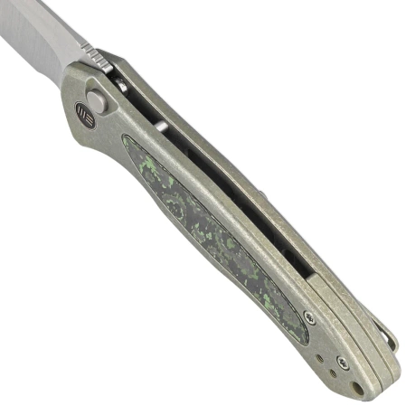 Nóż składany WE Knife Button Lock Kitefin LE No 103/157 Green Titanium/Jungle Wear Fat Carbon, Hand Polished Satin CPM 20CV (WE19002N-2)