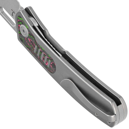 Nóż składany Kubey KB Knives Common Thread Gray Titanium/Watermelon Sugar Camocarbon, Stonewashed M390 by Justin Lundquist (KB377B)